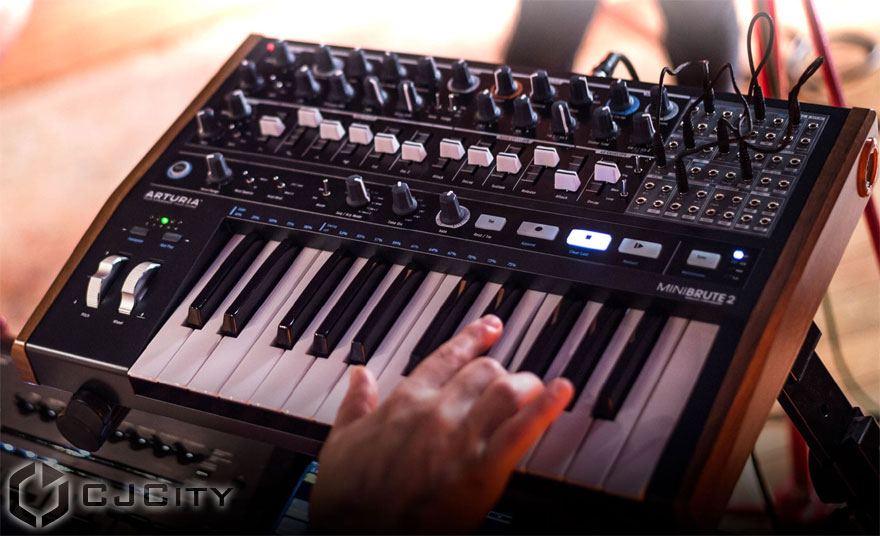   Arturia MiniBrute 2